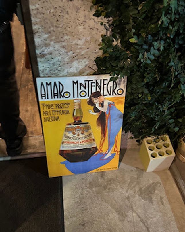 入り口脇の蔦と、店先のポスター